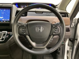 ハンドルにHondaセンシング系のクルーズコントロールやレーンキープアシストなどのスイッチと、オーディオの操作スイッチが装備されています。ハンドルから手を離さず安全に操作できます。