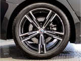 BMWの純正アロイホイールは軽量かつ強度にも優れているホイールで走行性能を引き上げる設計になっております。足元にもBMWは妥協がなくこだわっている個所になります。