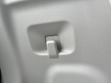 荷室にも便利なショッピングフックがあります。