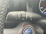 雨の日も快適なドライブを。ワイパーの操作はスムーズで、視界をクリアに保ちます。運転に集中できる環境を提供します。