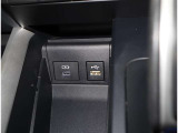 USBポート付きですので携帯等の充電もできます。