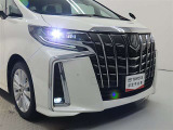 高輝度で点灯速度が速く、しかも消費電力の少ないLEDヘッドライトが装備されています!LEDの明るい光が走行中の視界の確保をサポートして、夜のドライブがより楽しく安全に運転できます♪