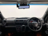 シンプルながら機能性あふれる運転席廻りです。視界性もよく、運転しやすいですよ。