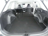 可倒式リヤシートを倒せばラッゲージスペースがさらに拡大。長さや幅のあるものも楽に収まります。