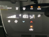段差のないパネルスイッチのオートエアコン付きです。予め温度設定すれば後はセンサーが感知して設定温度を保ってくれますので快適なドライブが楽しめます。雨の日のガラスの曇りもなく安全な運転ができます。