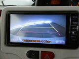 バックガイドモニター付き。車両後方の映像をナビ画面に表示し、駐車などの後退操作をサポートします。