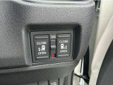 【両側パワースライドドア】両側がパワースライドドアになっており、運転席のスイッチやスマートキーでも開閉が可能。お子様やご年配の方でも乗り降りが楽になり介助等でも重宝します。
