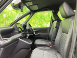 見やすいメータークラスターと、操作しやすいステアリングがドライバーをサポート。快適な運転環境が整っています。