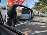 ブラインドスポットモニター付きで、ミラーの死角から接近してくる車両をドライバーに知らせてくれます!