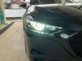 鋭く前方を照らす、LEDヘッドライト。遠くまで視界が開けることで、より安心したストレスのない走行を、提供してくれます。