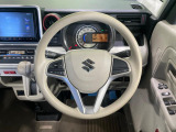 インテリアに合わせたデザインのステアリングは、運転される方のことも考え、運転しやすい形状、大きさです。是非一度、実際に触ってお確かめください。