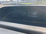 視認性の高いメーターで、運転に必要な情報を一目で確認できます。速度や回転数など、運転状況を把握しやすく、安全運転をサポートします。燃費計も搭載。