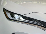 【LEDヘッドライト】悪天候や夜間走行時も良好な視界を確保し安心して運転できる高輝度LEDヘッドライトを装備!点灯速度が早く、消費電力も抑えられています。