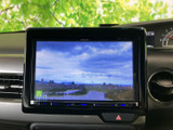 停車中には、テレビや映像コンテンツを楽しめます。長距離移動も退屈させない、快適な空間を提供します。