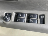 【電動格納ミラー】サイドミラーは電動格納式となっており、狭い駐車場でもキズがつくリスクを抑えられます。