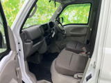 運転席からの視界は広く、運転操作もスムーズに行えます。シートの形状も工夫されており、長時間の運転でも疲れにくいでしょう。