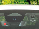 【ホンダセンシング】走行中に前方の車両等を認識し、衝突しそうな時は警報とブレーキで衝突回避と被害軽減をアシスト。より安全にドライブをお楽しみいただけます。