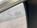 【ブラインドスポットワーニング】走行中、ドアミラーの死角になりやすい箇所に後続車が接近するとサイドミラー付近に警告を表示、ドライバーに注意喚起をしてくれます。