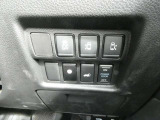両側オートスライドドアやオートバックドアのスイッチを、運転席の右側に配置しております☆