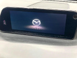 【マツダコネクトナビ】車内の雰囲気にマッチした一体型タイプのナビ。各種車輌設定やBluetooth再生等、様々な機能が楽しめます。直感的なダイヤル操作が可能で、使い勝手も良好です。