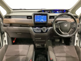 車内は光触媒抗菌消臭施工済です。インパネ周りはスタイリッシュなデザインで機能や装備も充実しています。グローブボックスやカップホルダーのほかにトレーなどたくさんの収納スペースが付いています。