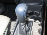 CX-30のシフトレバーです。MTモード付きの6ATで、しなやかな走りを支えます。また、足元にはフロアマットも装着済みです。