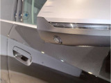 【デザインとの融合】BMWデザイナーが創り出したボディデザインを損なう事のない様に配置とデザインに拘っています。ドアノブについてもBMWの拘りに妥協はありません。