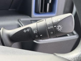 操作しやすい位置に配置されたウインカーレバー。スムーズな操作で、安全な車線変更をサポートします。細部までこだわった設計です。