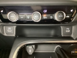 エアコン操作パネルの下に、スマートフォンなどの充電可能なUSB端子と、音源などの外部入力の可能なUSB端子がついています。移動中に充電もできるので便利です。