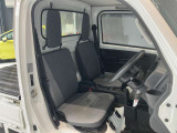 運転席・助手席です。比較的室内の汚れも少なくルームクリーニングもしておりますので快適にお使いいただけると思います。