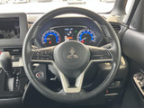 握りやすい形状で、長距離運転でも疲れにくいステアリング。操作性も高く、スムーズなドライビングをサポートします。メーター類も見やすく、安全運転に貢献。