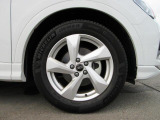 全車両に標準装備の純正アルミホイールは、純正ならではのバランスの良いデザインと、走行安定性をお楽しみ頂けます。