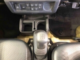 5速ミッションのマニュアル車になります。