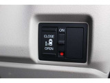 リア左側はパワースライドドアで、開閉には運転席のスイッチ、またはスライドドアのドアハンドルを少し引くだけで自動開閉します。