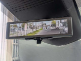 同乗者や積載物で後方が見えにくい際も、リヤカメラのクリアな映像で後方視界をしっかり確保できます。
