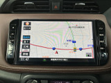 鮮明な画面表示で、目的地までの道順をわかりやすくナビゲート。長距離ドライブも安心ですね。周辺情報も確認しやすい設計です。