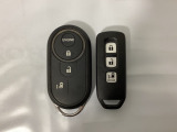 スマートキー付きですからドアロックの開閉およびエンジンスタートが楽々です。電動スライドドアの開け閉めもボタンで操作できます。加えて、純正リモコンエンジンスターター用の操作キーもついています。