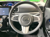 インテリアに合わせたデザインのステアリングは、運転される方のことも考え、運転しやすい形状、大きさです。是非一度、実際に触ってお確かめください。
