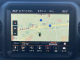 タッチスクリーンをタップするかスワイプするだけですべての機能を呼び出せます。Apple CarPlayおよびAndroid Autoに対応しスマートフォンとのシームレスな 連携も実現。さらに、USBポートを標準装備しています。