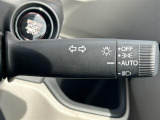 【オートライト(AUTO)】外の明るさをシステムが感知して、自動でヘッドライトが点灯します。ヘッドライトをつけ忘れを防ぐ便利機能です。