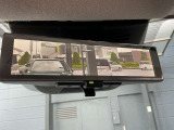 スマートルームミラーは、車両後方に設置されたカメラの映像を、ルームミラーに映し出すことで、死角をなくし、安全性を向上させることができます。また、夜間や雨天時でも、クリアな映像を映し出すことができます。