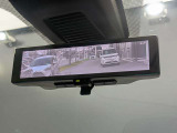 後方のカメラ映像をミラーに表示するインテリジェントルームミラー。荷物や同乗者で視界が遮られる時でも、クリアな後方視界を確保でき、安全運転に貢献します。
