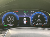 見やすいデザインのメーターは、運転への集中を助け、様々な情報を一目で確認できるので、安全運転をサポートします。美しい表示です。