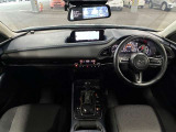 スイッチ類が手元で直感的に操作できる実用的なレイアウト。必要な情報が一目で確認でき、日常の運転を快適にサポートするインパネです。