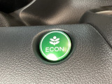 ECON モードをON にするとアクセルペダルの動きに対するエンジンの反応とエアコンの制御を切り換えることで、燃費のいい運転をするドライバーがペダルを踏んだ時と同じようにエンジンを制御します。