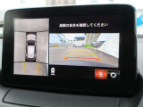 車両の前後左右にある4つのカメラを合成することで、まるでご自身のクルマを空から見ているような俯瞰での映像を映し出してくれます。バック時ももちろんのこと、前進時に視界の悪い交差点でも役に立ちますね。