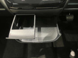 ミニテーブルとしてもカップホルダーとしても使用できる2WEY仕様です!使用しないときは収納できるのでスマートな車内空間を維持できます♪