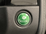 ECON モードをON にするとアクセルペダルの動きに対するエンジンの反応とエアコンの制御を切り換えることで、燃費のいい運転をするドライバーがペダルを踏んだ時と同じようにエンジンを制御します。