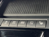 【リモート機能つきアドバンストパーク】専用スマートフォンアプリの使用で、車外から遠隔駐車・出庫が可能な先進機能。広い場所で乗り降りしたい時に便利です♪