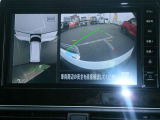 アラウンドビューモニターも装備しております。ご覧のように車体を真上か見たような映像なので、車庫入れの苦手なお客様ももうご心配いりません。